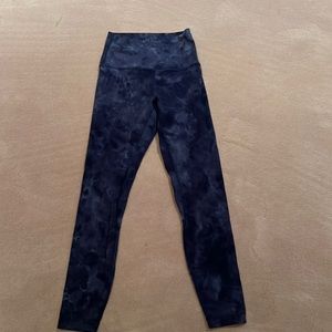Navy tie dye Lululemon leggings barely worn no pill